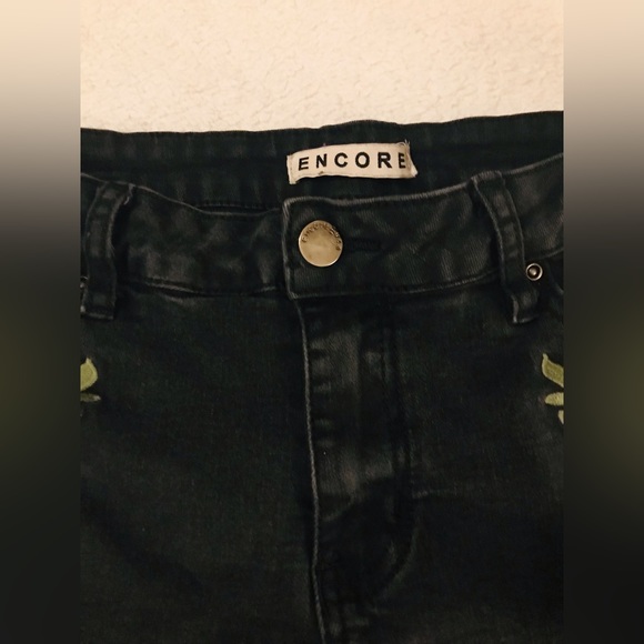 Shorts - Picture 2 of 5